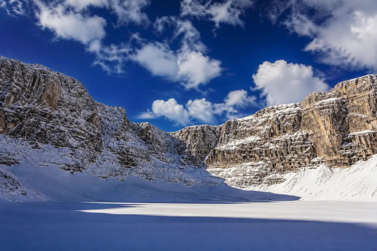 Conca innevata con piste larghe ricavate nella faggeta