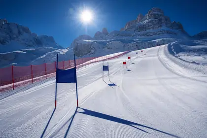 Tracciato di gara delimitato dalle reti di sicurezza su un pendio ripido