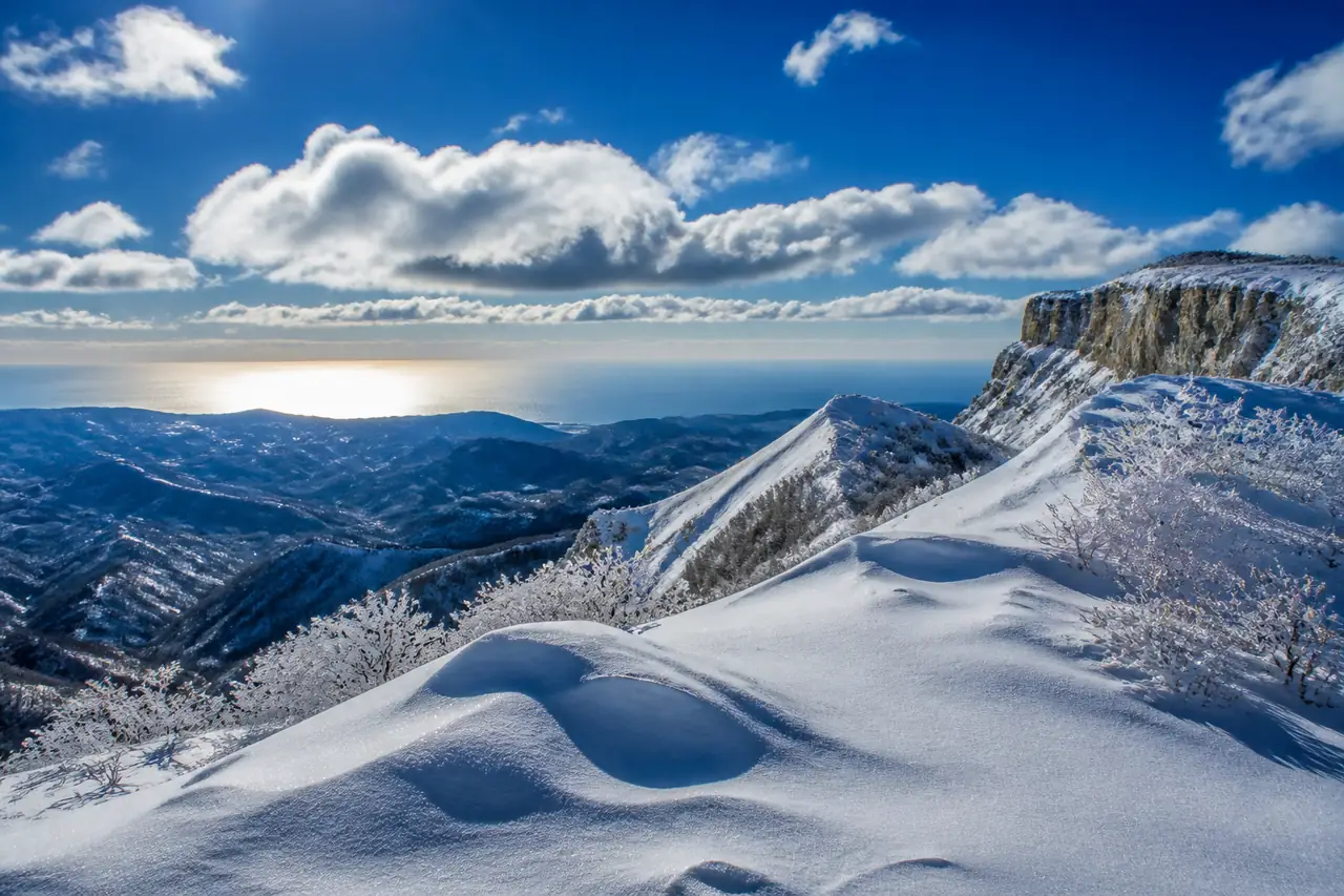 Pendio innevato della Majella con la costa adriatica in lontananza